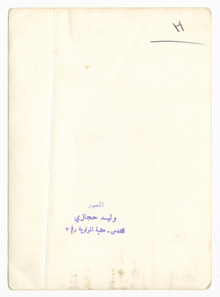 عبد العزيز مسك بيده لوحة خلال معرض الأشغال والتربية الفنية