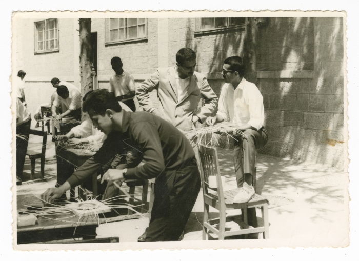 عبدالعزير مسك مع الأستاذ جبر بيروخ وبعض المعلمين المشاركين في دورة الأشغال