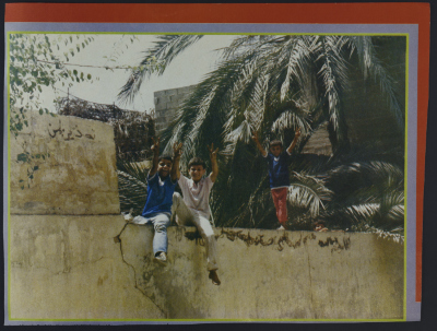 ثلاثة أطفال يجلسون على سور، 1980- 1989