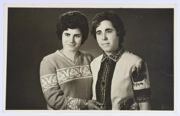 ماهرة الدجاني وفتاة أخرى