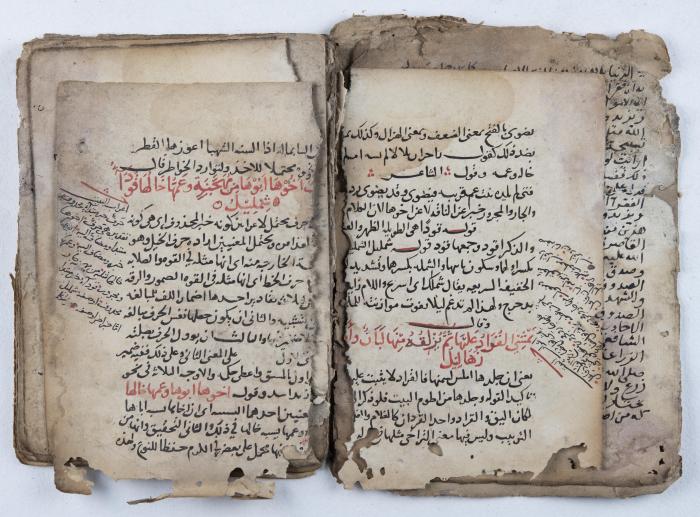 مخطوطة قديمة في قضايا اللغة والبلاغة والنحو