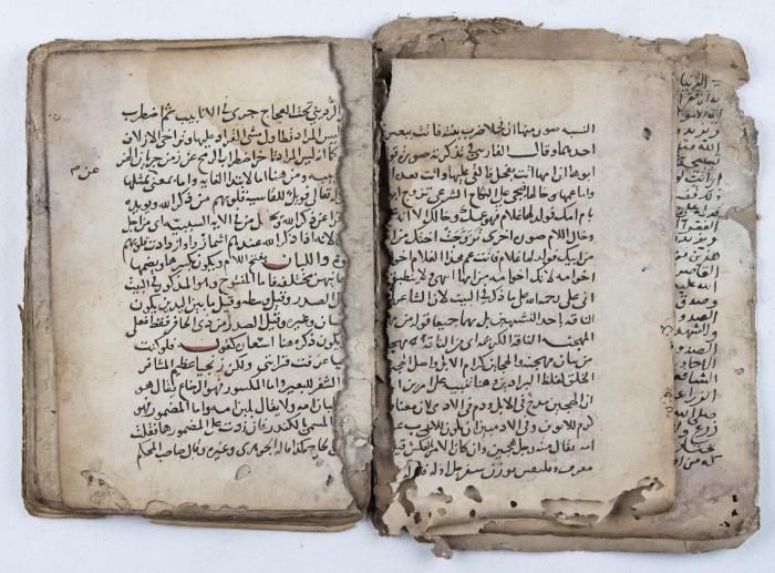 مخطوطة قديمة في قضايا اللغة والبلاغة والنحو