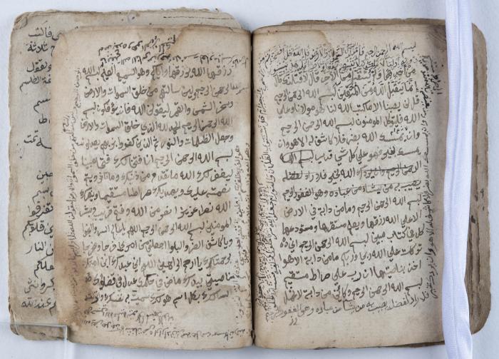 مخطوطة إسلامية قديمة تتناول الأوراد والحجب والسحر