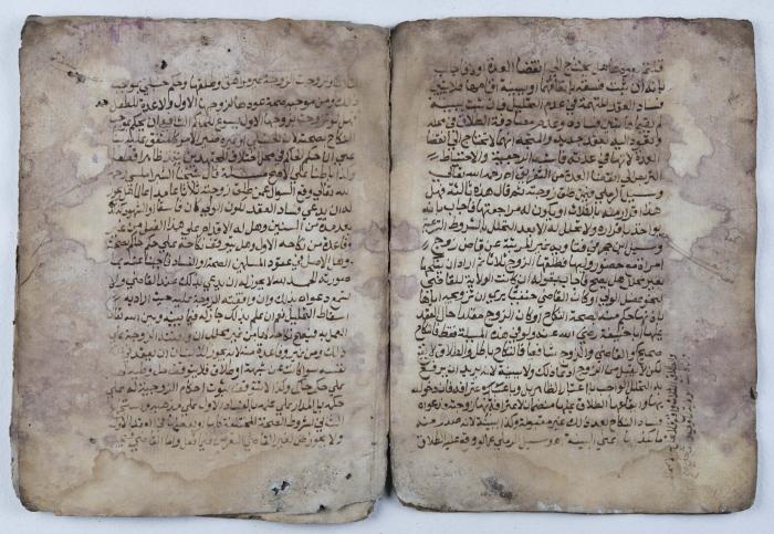 جزء من مخطوطة قديمة حول أحكام الطلاق والعيد في الشريعة الإسلامية   