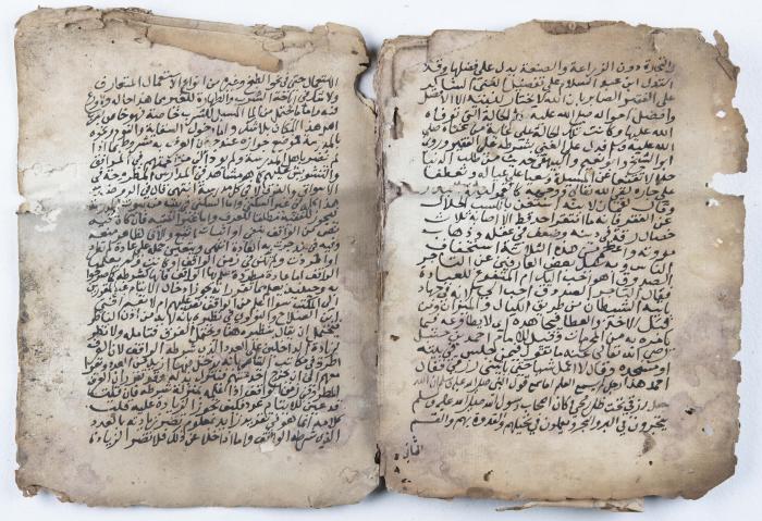 مخطوطة قديمة في قضايا اللغة والبلاغة والنحو
