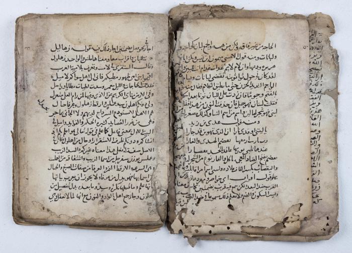 مخطوطة قديمة في قضايا اللغة والبلاغة والنحو