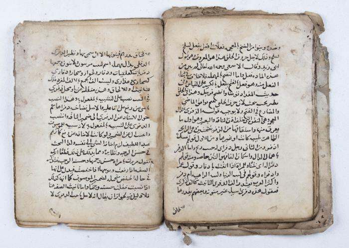 مخطوطة قديمة في قضايا اللغة والبلاغة والنحو