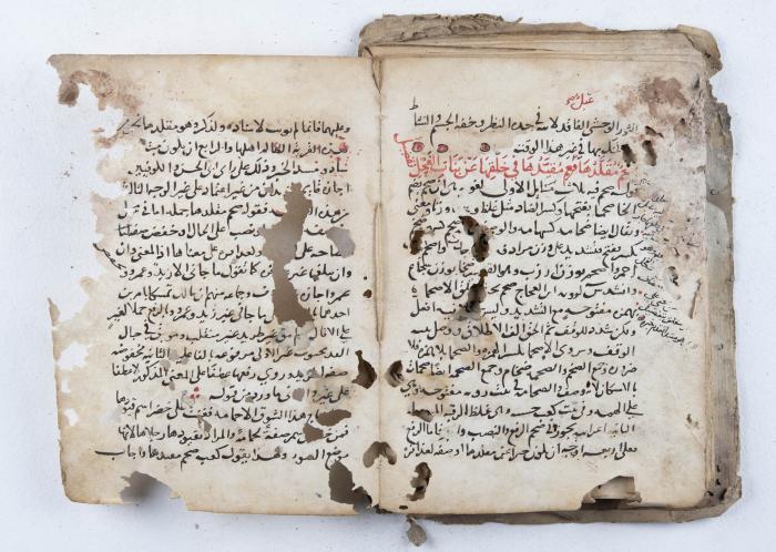 مخطوطة قديمة في قضايا اللغة والبلاغة والنحو