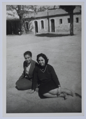 صورة لفتاتين