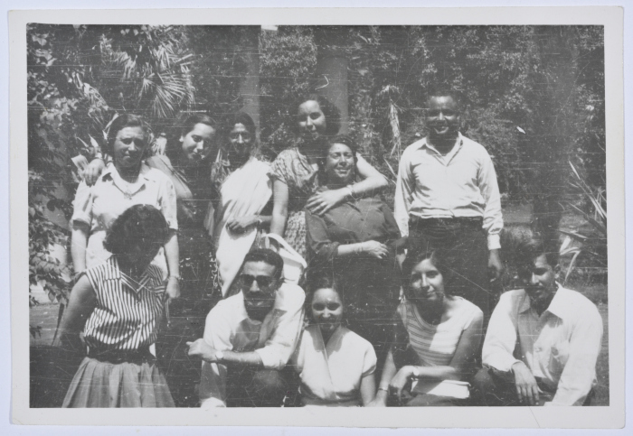 صورة لسيدات ورجال