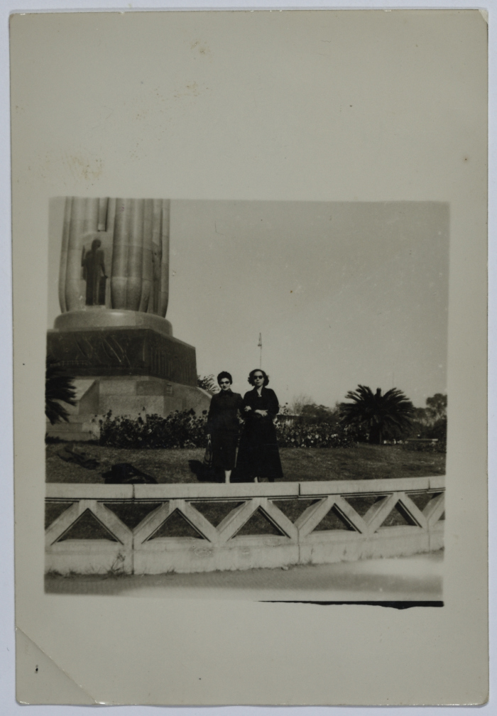 فتاتان في القاهرة، 1956