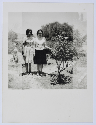 صورة لفتاتين