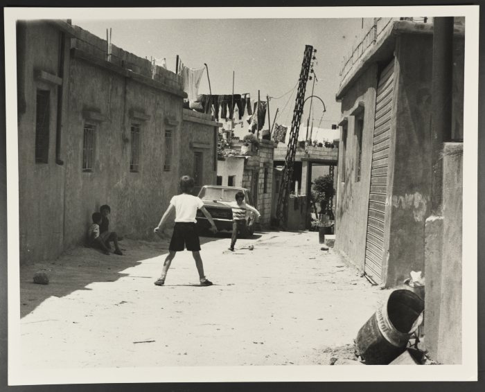  أطفال في مخيم للاجئين الفلسطينيين، لبنان، 1980- 1989