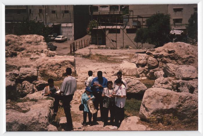 مجموعة من الاشخاص في منطقة تل بلاطة