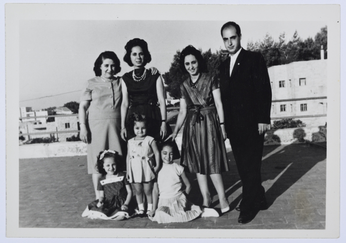 صورة لرجل وفتيات وأطفال 