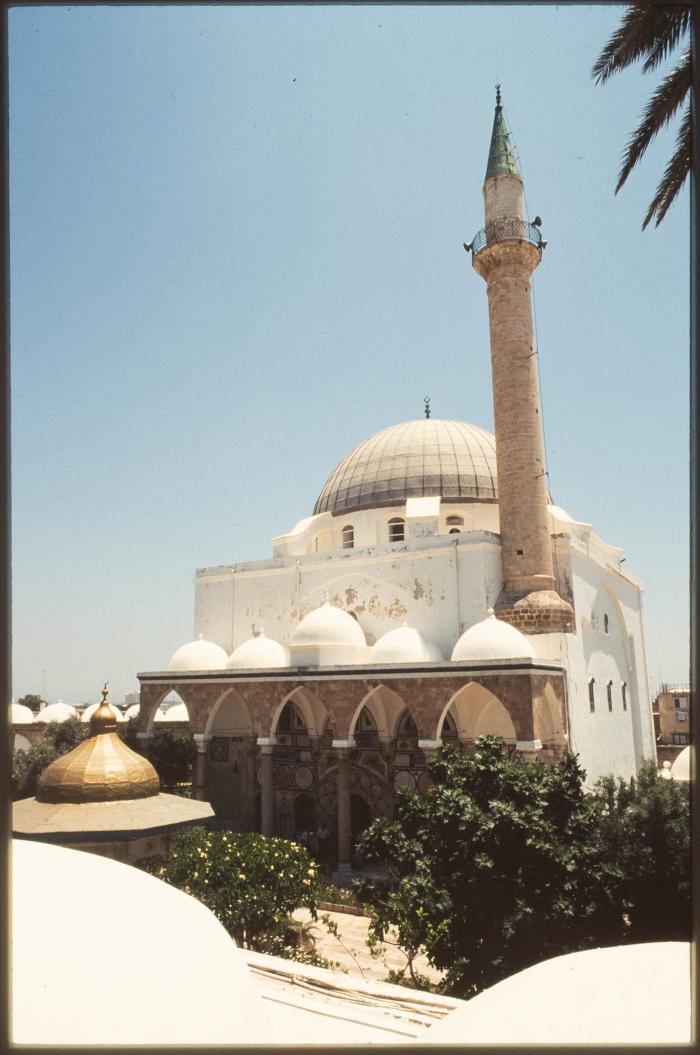 صورة لجامع الجزار في مدينة عكا المحتلة في التسعينيات