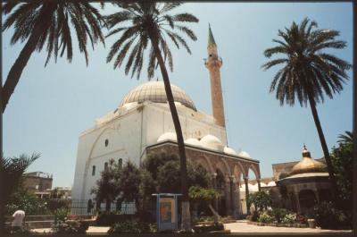 صورة لجامع الجزار في مدينة عكا المحتلة في التسعينيات