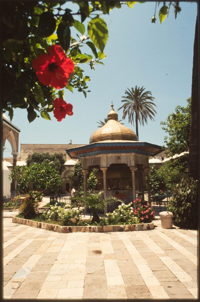 صورة لسبيل الطاسات والساحة الخارجية في مبنى جامع الجزار في التسعينيات