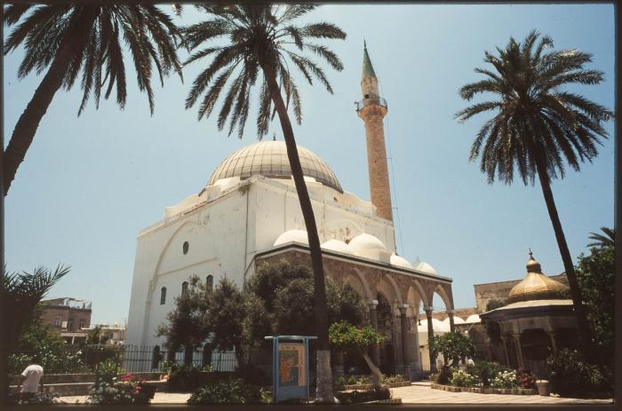 صورة لجامع الجزار في مدينة عكا المحتلة في التسعينيات