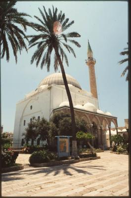 صورة لجامع الجزار والساحة أمامه