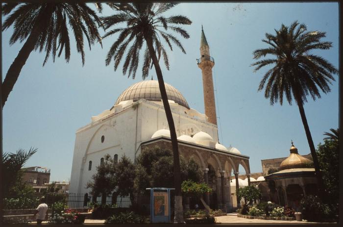 صورة لجامع الجزار في مدينة عكا المحتلة في التسعينيات