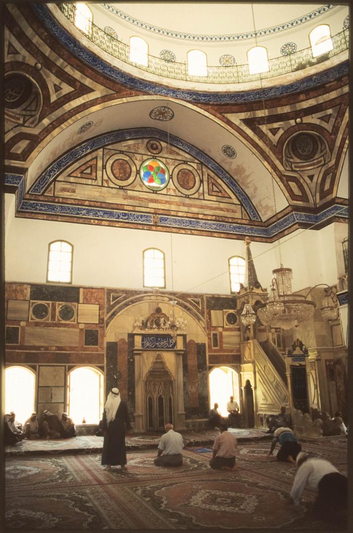 صورة من داخل جامع الجزار في مدينة عكا المحتلة في التسعينيات