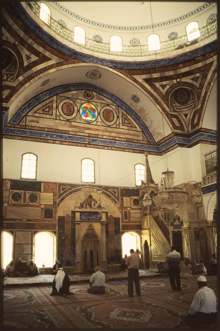 صورة من داخل جامع الجزار في مدينة عكا المحتلة في التسعينيات