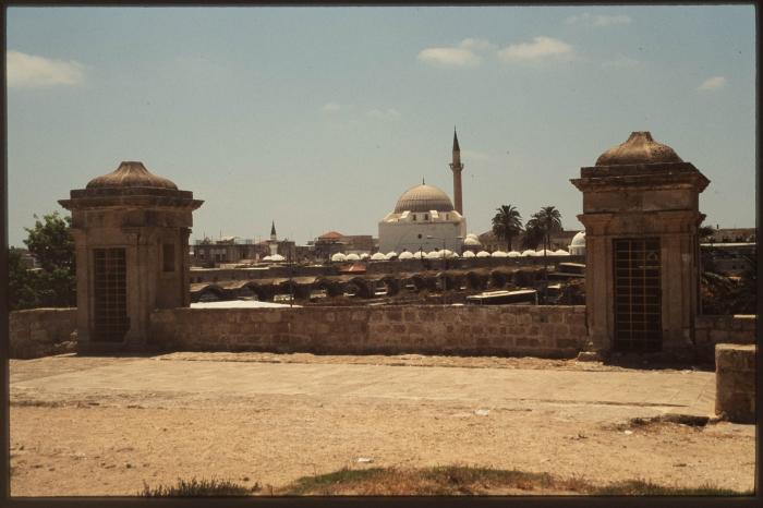 صورة لسور عكا وجامع الجزار في التسعينيات