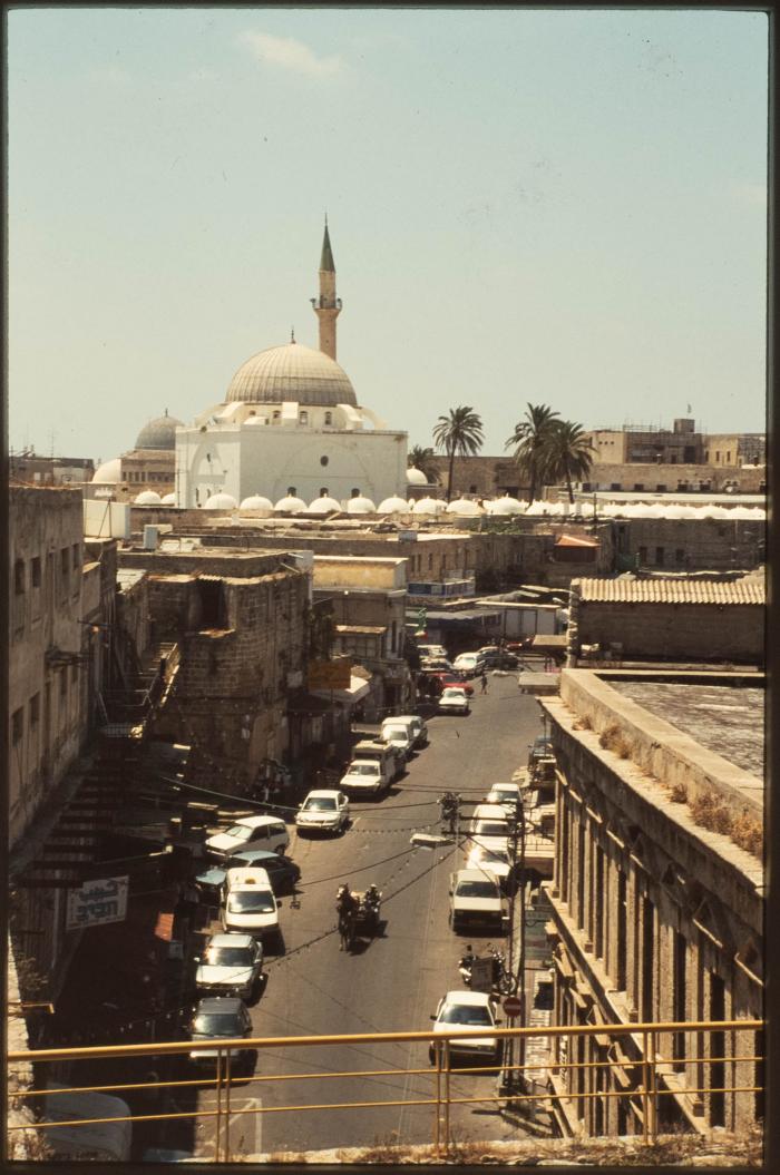 صورة لشارع صلاح الدين الأيوبي في مدينة عكا المحتلة في التسعينيات