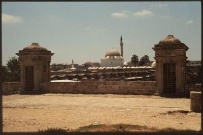 صورة لسور عكا وجامع الجزار في التسعينيات