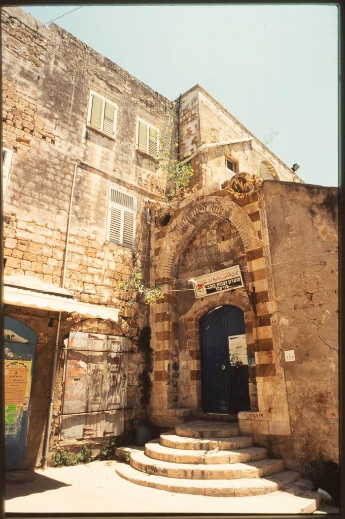 مدخل مقر نادي الكفوف الذهبية في مدينة عكا المحتلة 