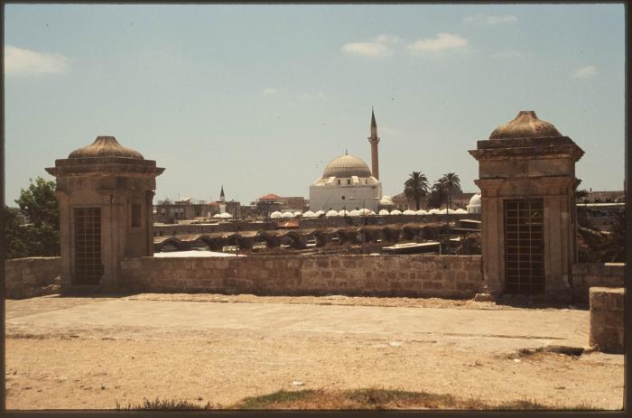 صورة لسور عكا وجامع الجزار في التسعينيات