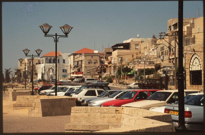 صورة لأحد شوارع مدينة عكا المحتلة، التسعينيات