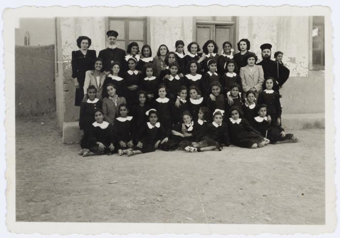 فكتوريا خميس برفقة طالبات مدرسة الزرقاء، 1951