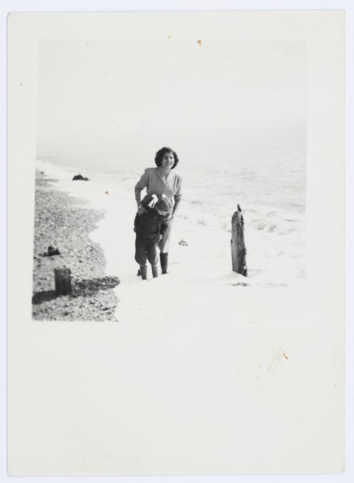 ميلادة خميس مع طالبة خلال رحلة مدرسية، البحر الميت، 1954