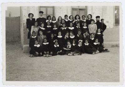 فكتوريا خميس برفقة طالبات مدرسة الزرقاء، 1951