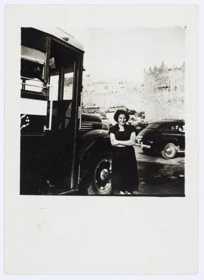 ميلادة خميس أمام باب الساهرة، 1953