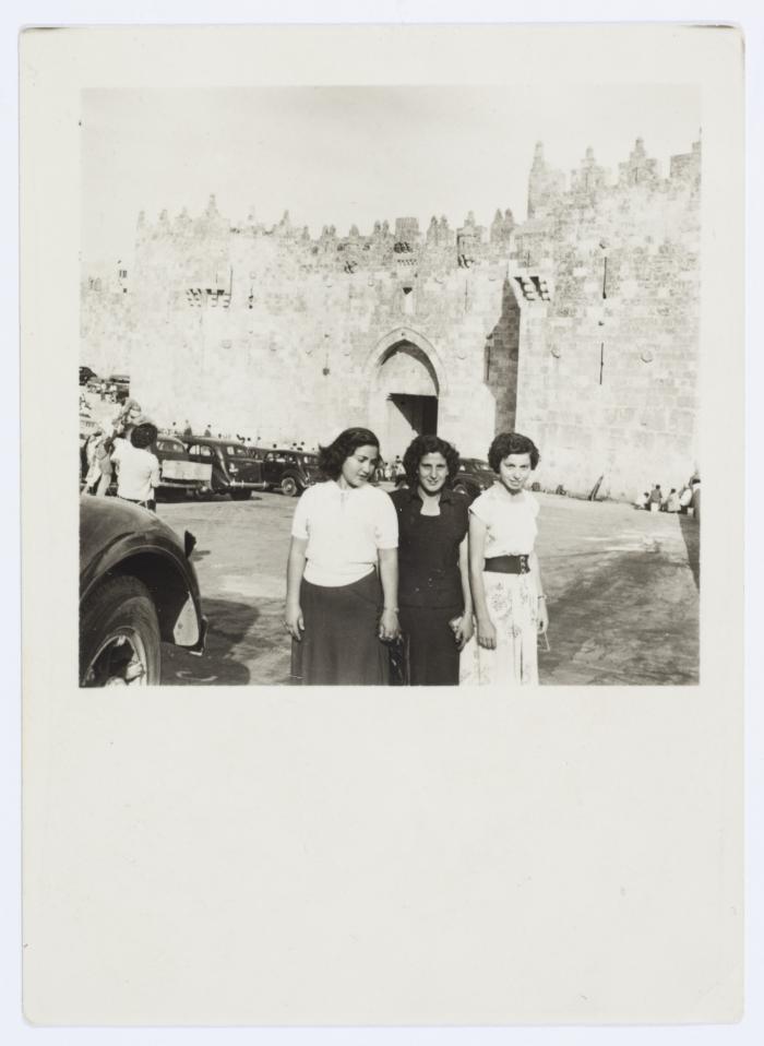 ميلادة خميس مع صديقاتها أمام باب العامود، القدس، 1953