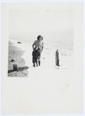 ميلادة خميس مع طالبة خلال رحلة مدرسية، البحر الميت، 1954