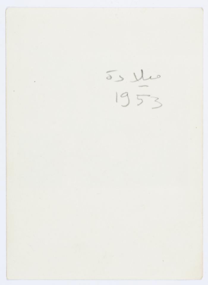 ميلادة خميس مع صديقاتها أمام باب العامود، القدس، 1953