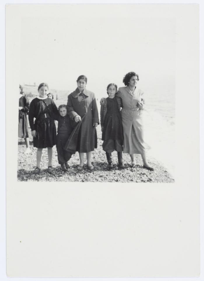 ميلادة خميس مع سيدة وثلاثة أطفال في البحر الميت، 1954