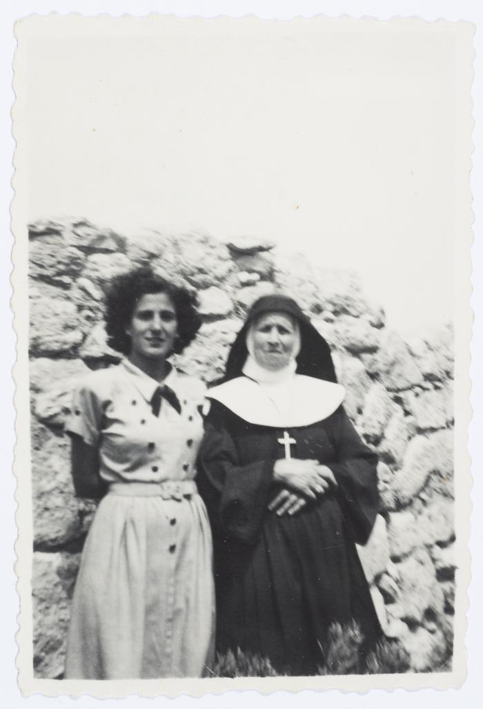 ميلادة خميس برفقة إحدى الراهبات، 1952