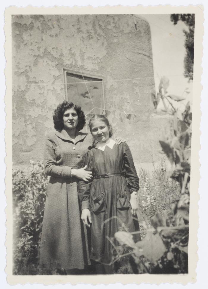 ميلادة خميس برفقة طفلة، 1952