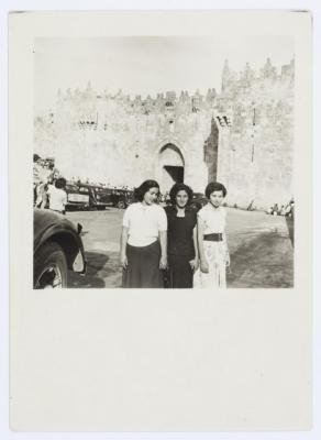 ميلادة خميس مع صديقاتها أمام باب العامود، القدس، 1953