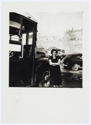 ميلادة خميس أمام باب الساهرة، 1953