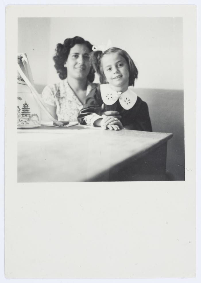 ميلادة خميس مع طالبة في مدرسة العيزرية، 1956