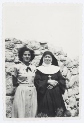 ميلادة خميس برفقة إحدى الراهبات، 1952