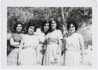 ميلادة خميس مع طالبات مدرسة العيزرية، 1964