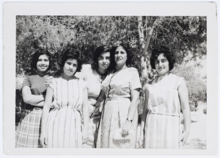 ميلادة خميس مع طالبات مدرسة العيزرية، 1964