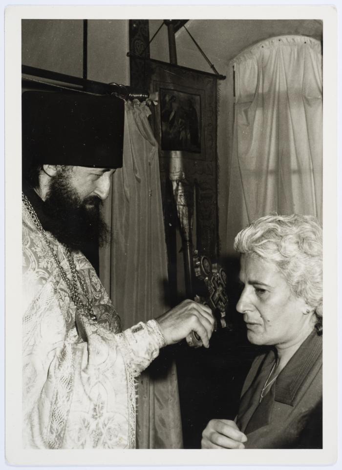 ميلادة خميس برفقة رجل دين، 1969